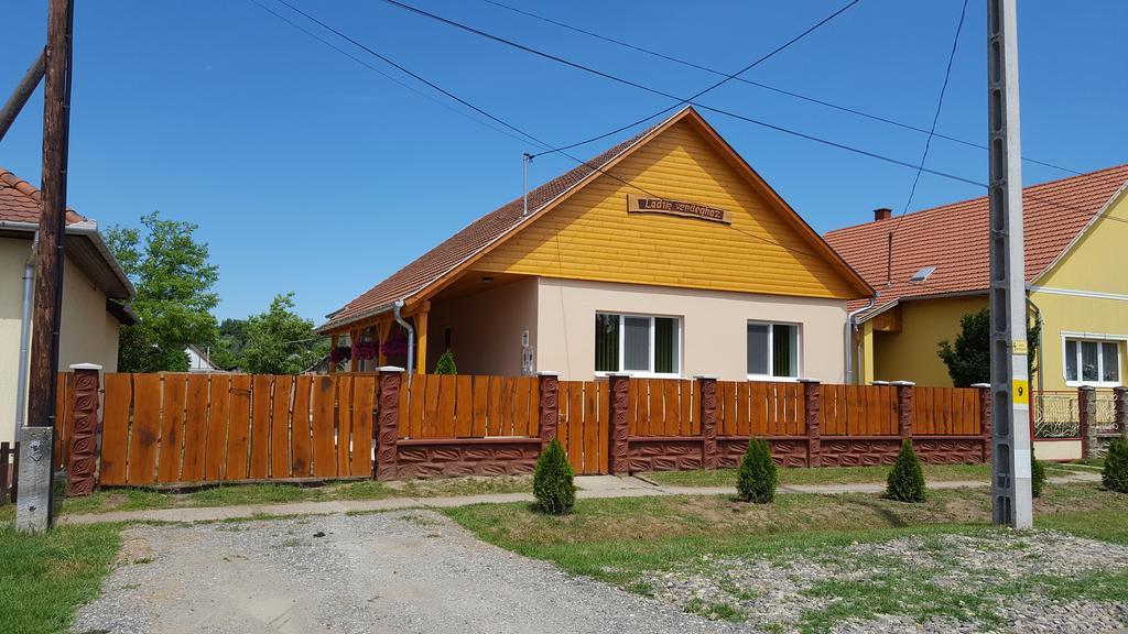 Ladik Vendeghaz Hotell Tiszafüred Exteriör bild